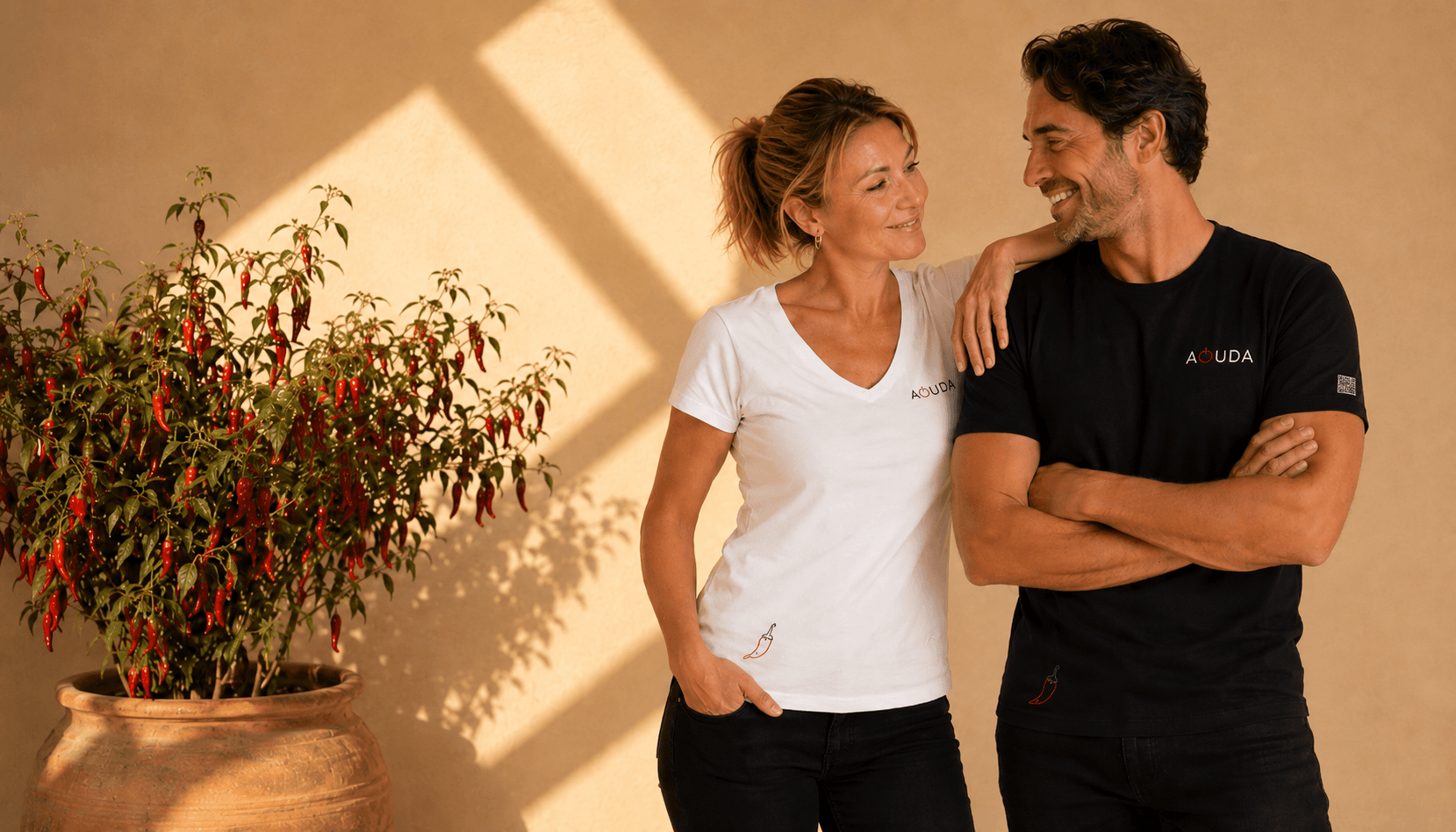 Un homme et une femme portant les t-shirts brodés AOUDA.