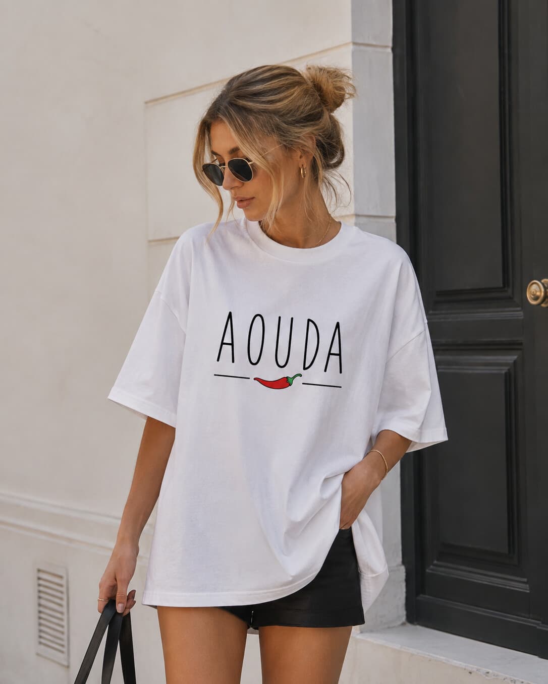 T-shirt Initiale, coloris blanc, porté de face