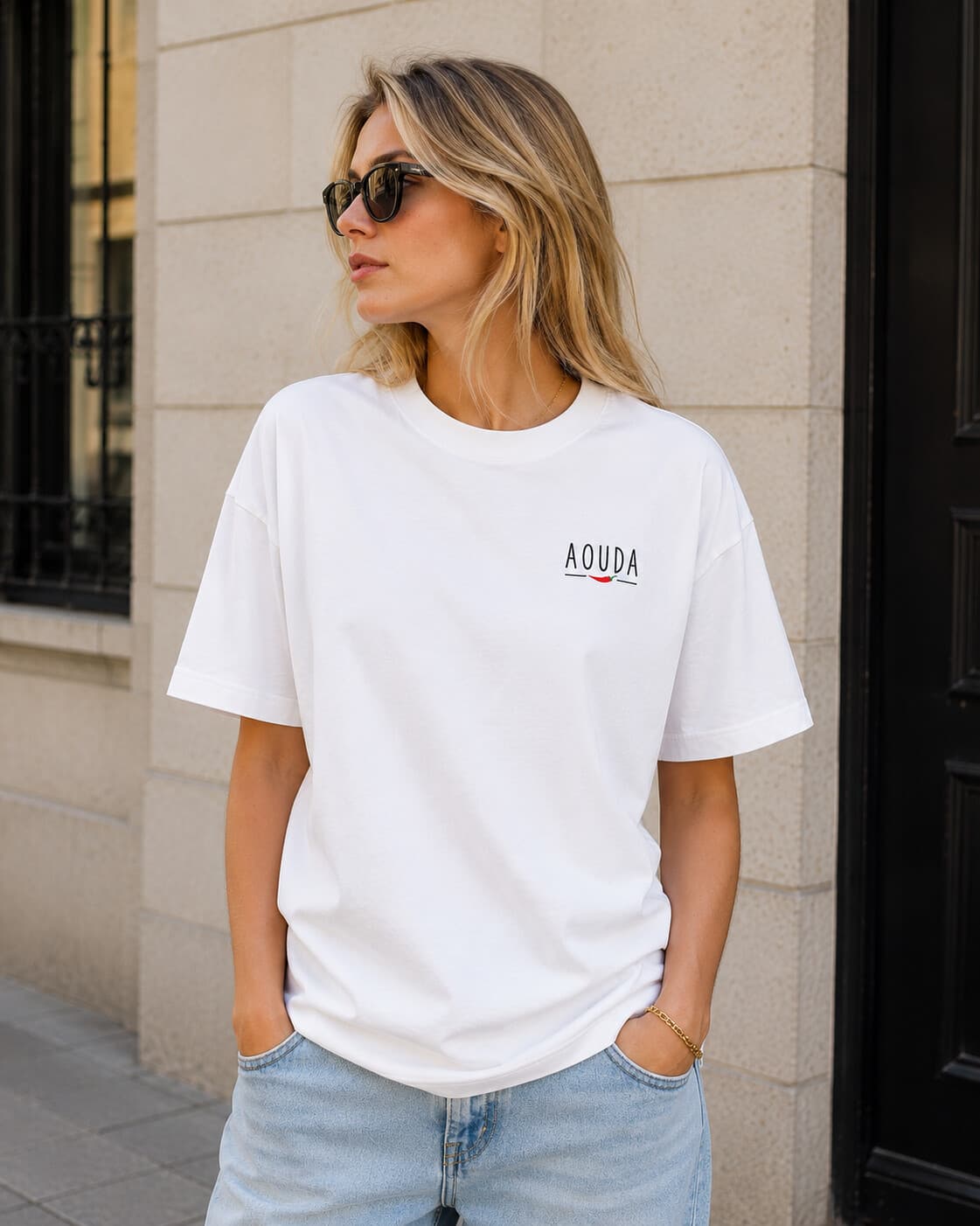 T-shirt Oversize Signature, coloris blanc, porté de face par une femme