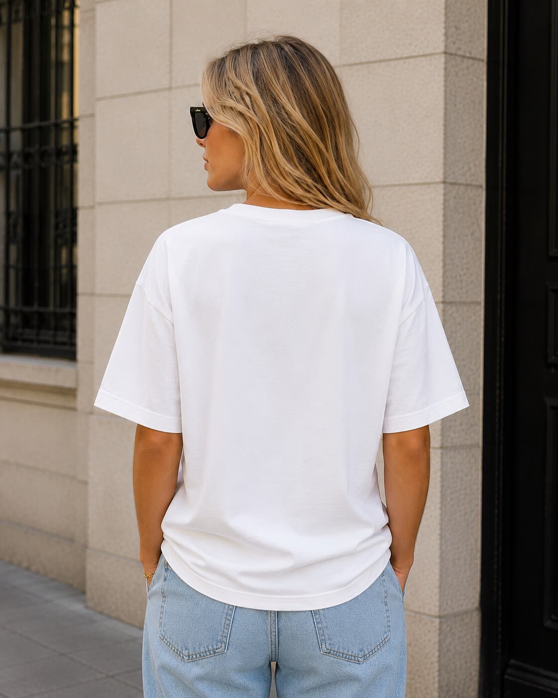 T-shirt Oversize Signature, coloris blanc, porté de dos par une femme