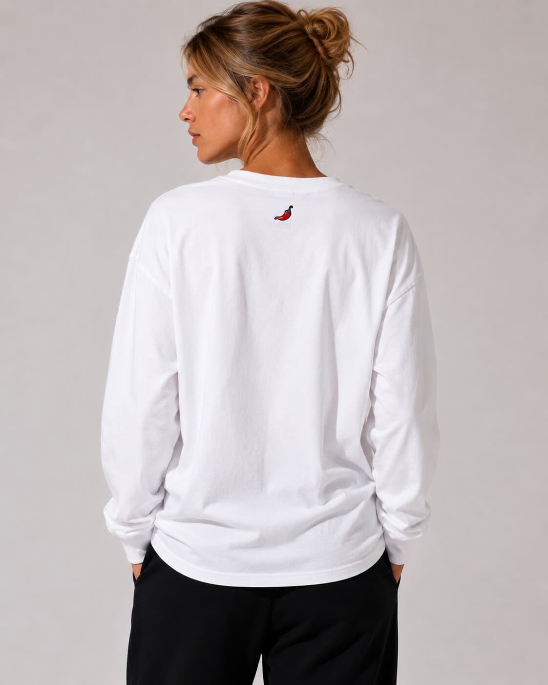 T-shirt Manches Longues Spicy Femme, coloris blanc, porté de dos par une femme