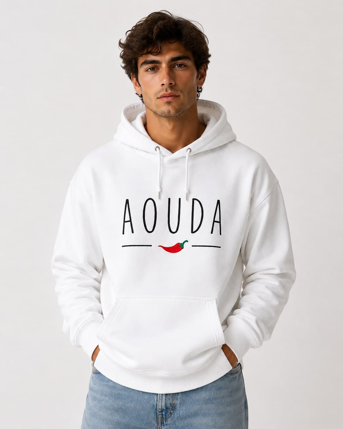 Sweat à Capuche, coloris blanc, porté de face par un homme