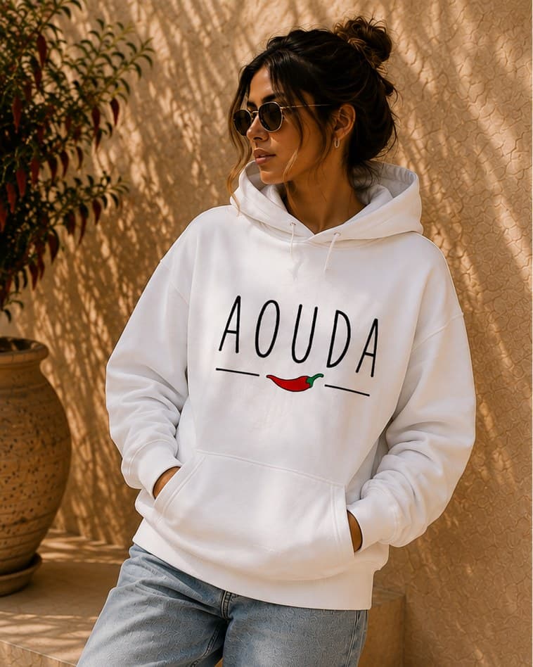 Sweat à Capuche, coloris blanc, porté de face par une femme