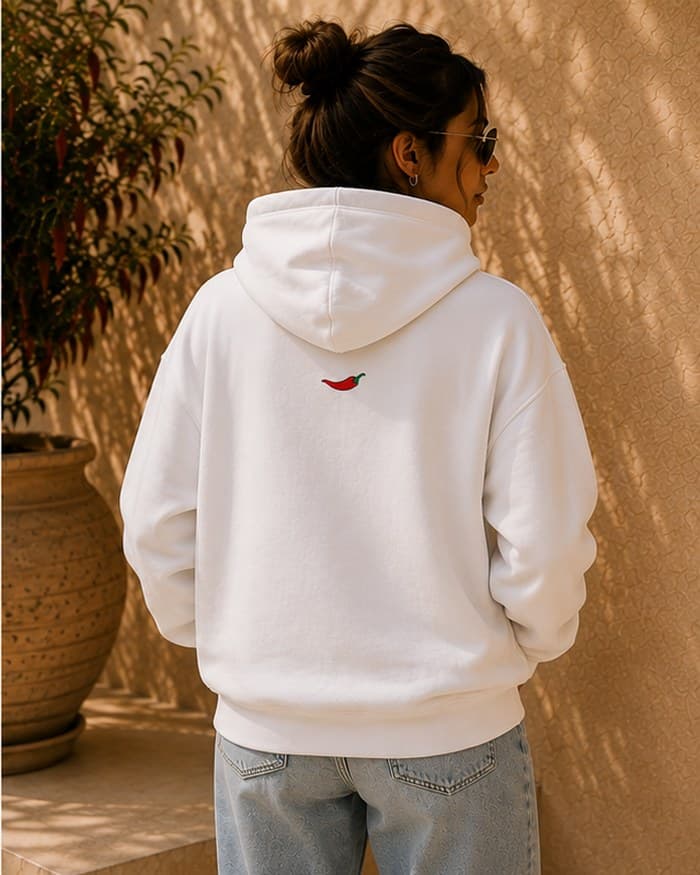 Sweat à Capuche, coloris blanc, porté de dos par une femme