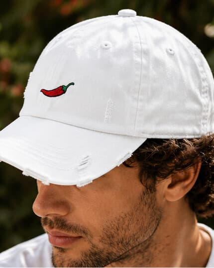 Casquette Vintage, coloris blanche, portée de profil par un homme