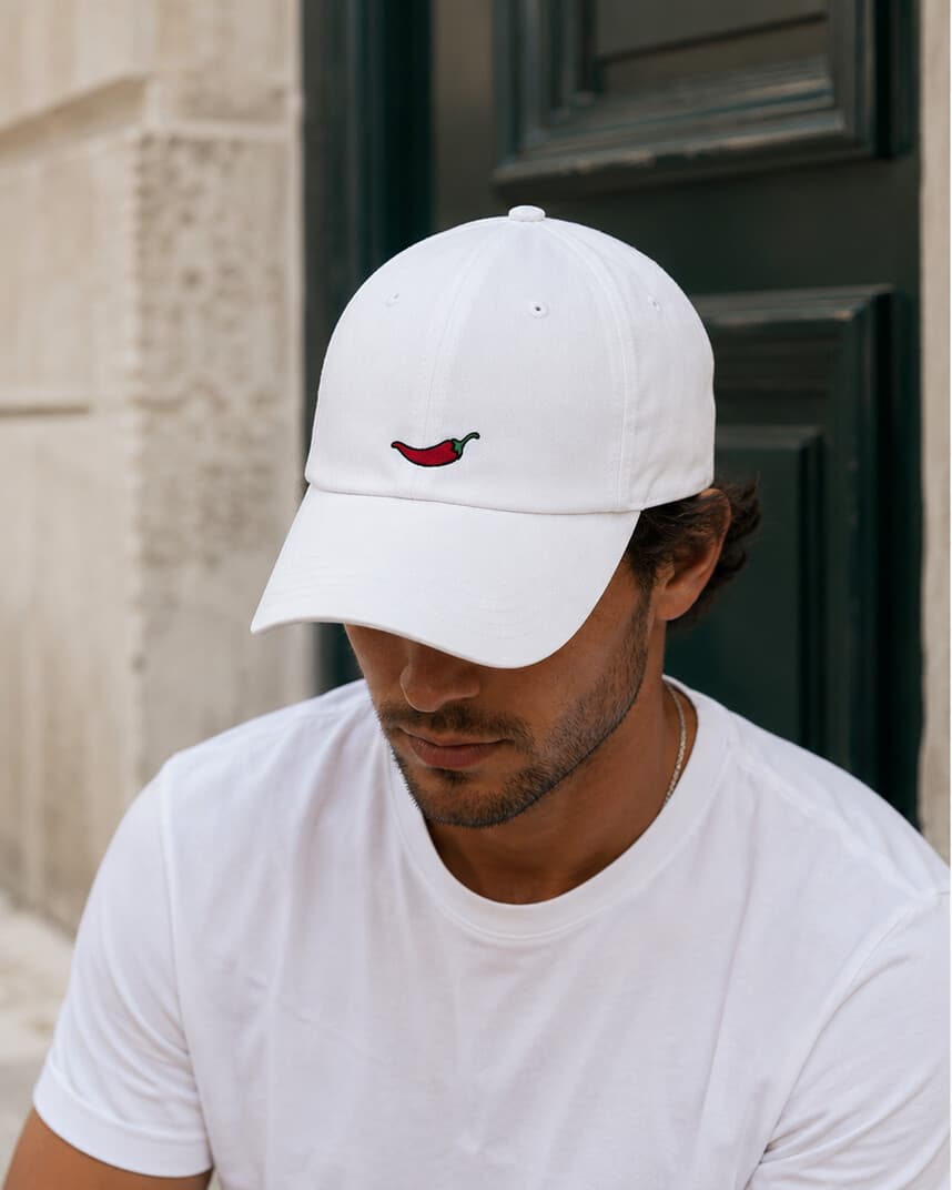 Casquette, coloris blanche, portée de face par un homme