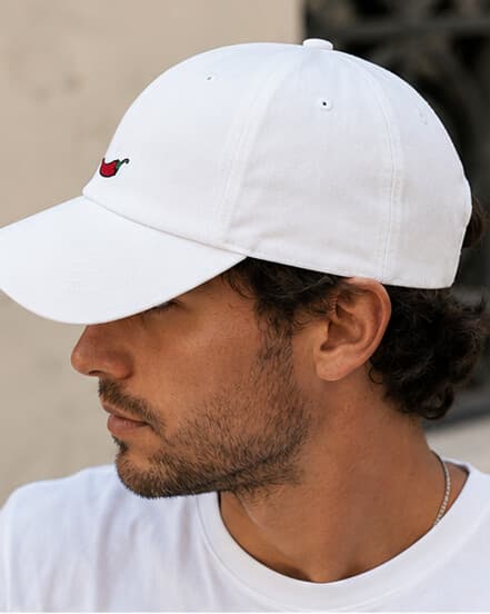 Casquette, coloris blanche, portée de profil par un homme