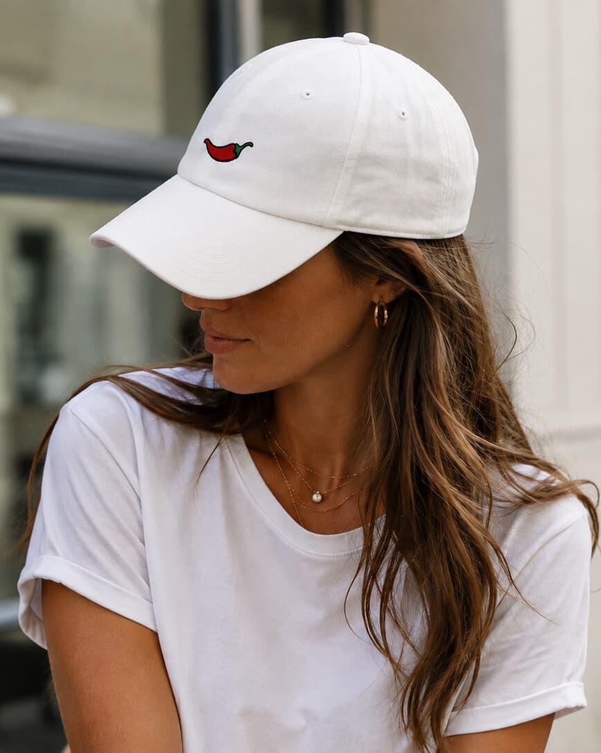 Casquette, coloris blanche, portée par une femme, prise de vue en extérieur