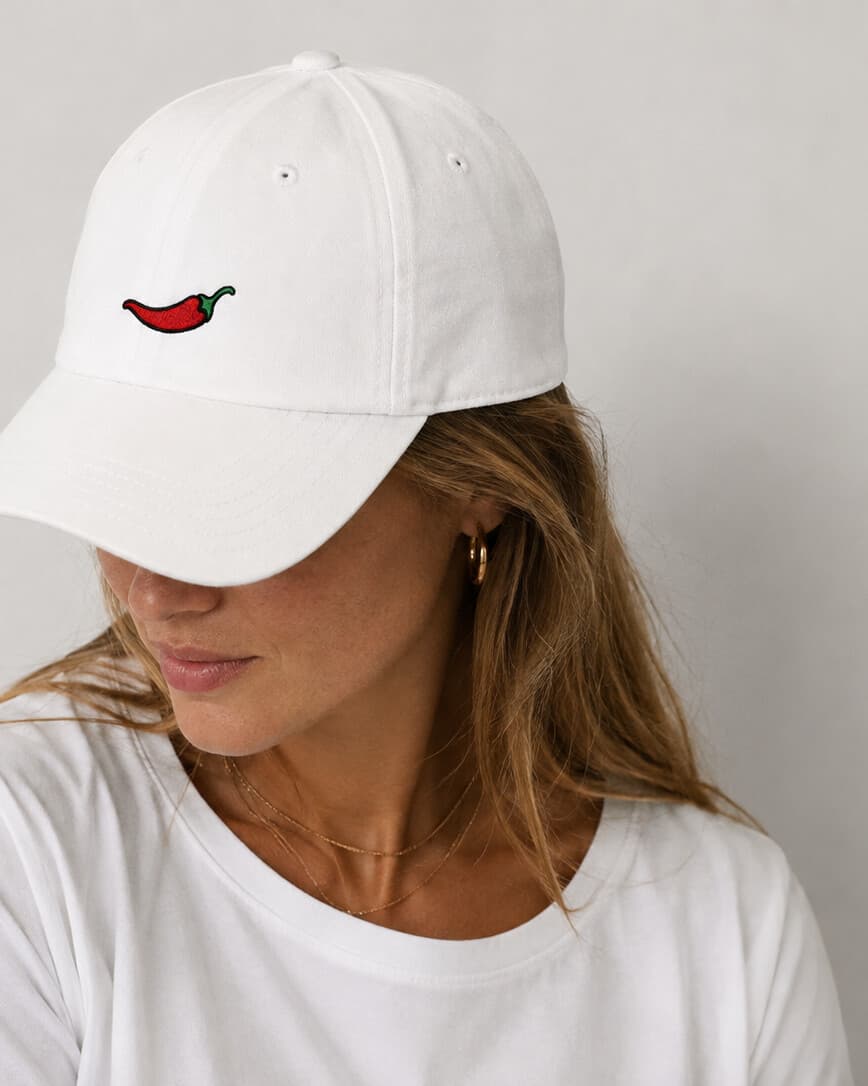 Casquette, coloris blanche, portée par une femme, prise de vue studio