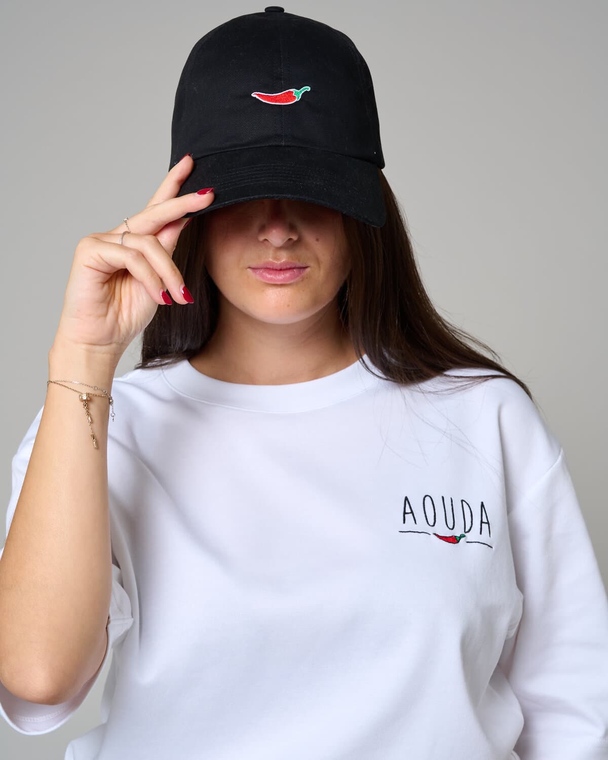 La Spicy Cap, coloris noire, portée par une femme, prise de vue studio